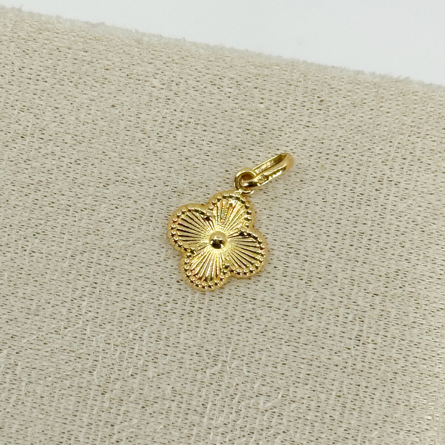 Dije de Trébol Dorado Elegance