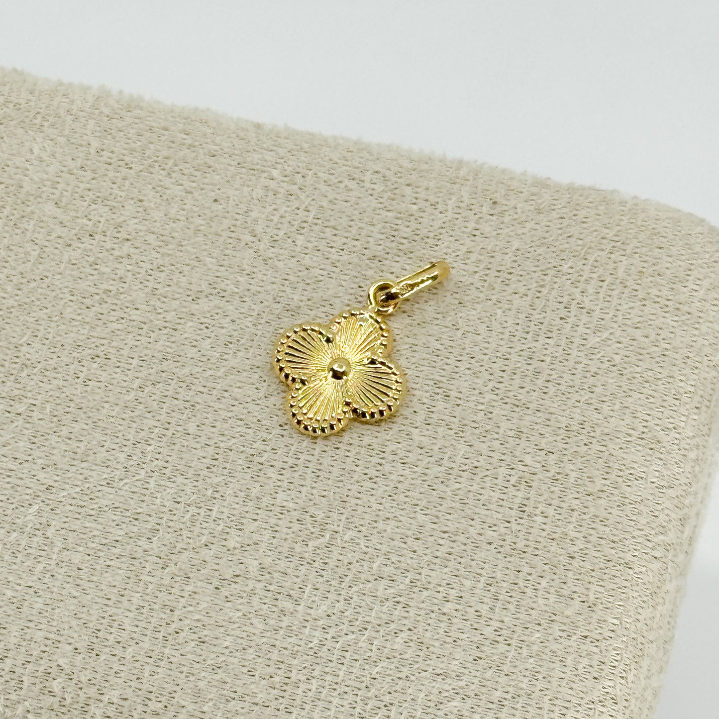 Dije de Trébol Dorado Elegance