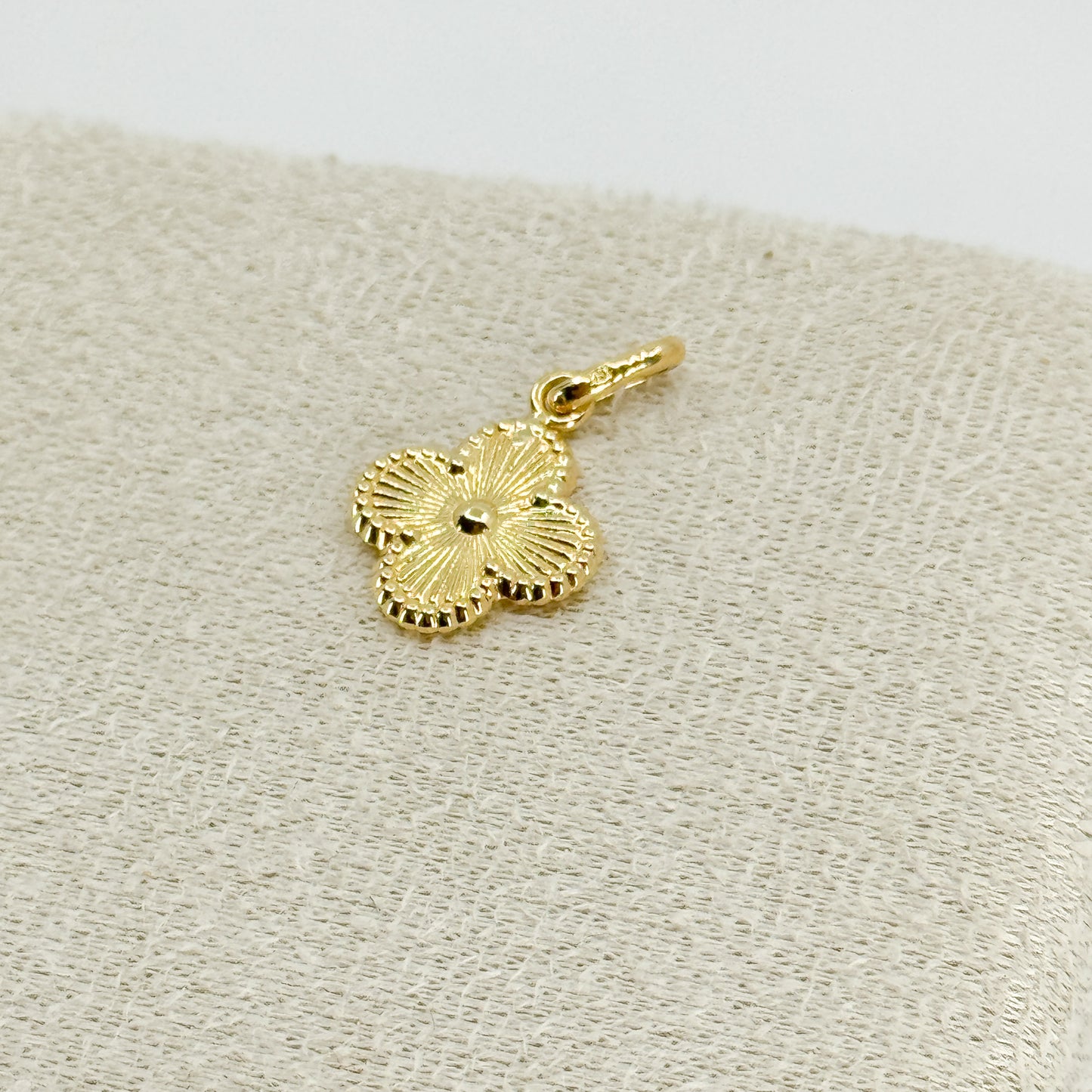 Dije de Trébol Dorado Elegance