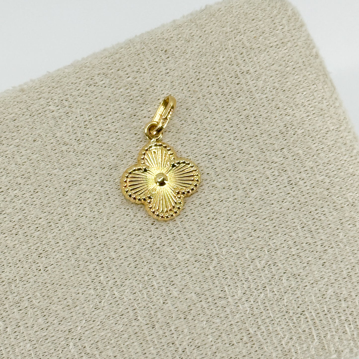 Dije de Trébol Dorado Elegance