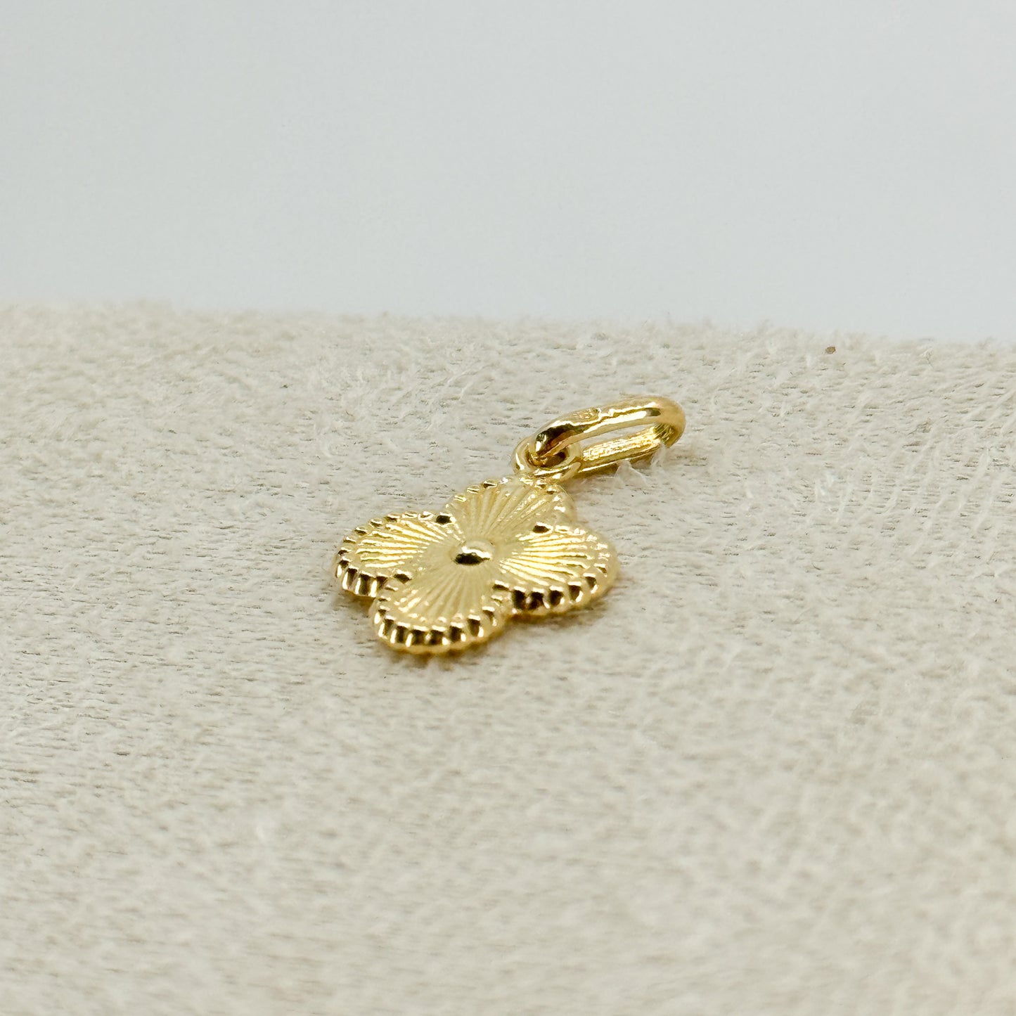 Dije de Trébol Dorado Elegance