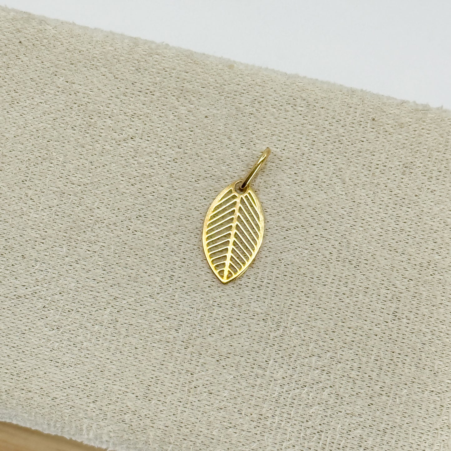 Dije “Hoja Raíz”