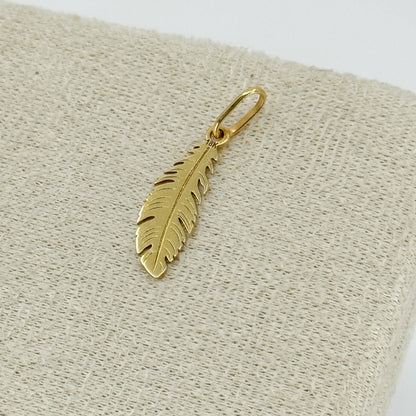 Dije “Pluma Sagrada”