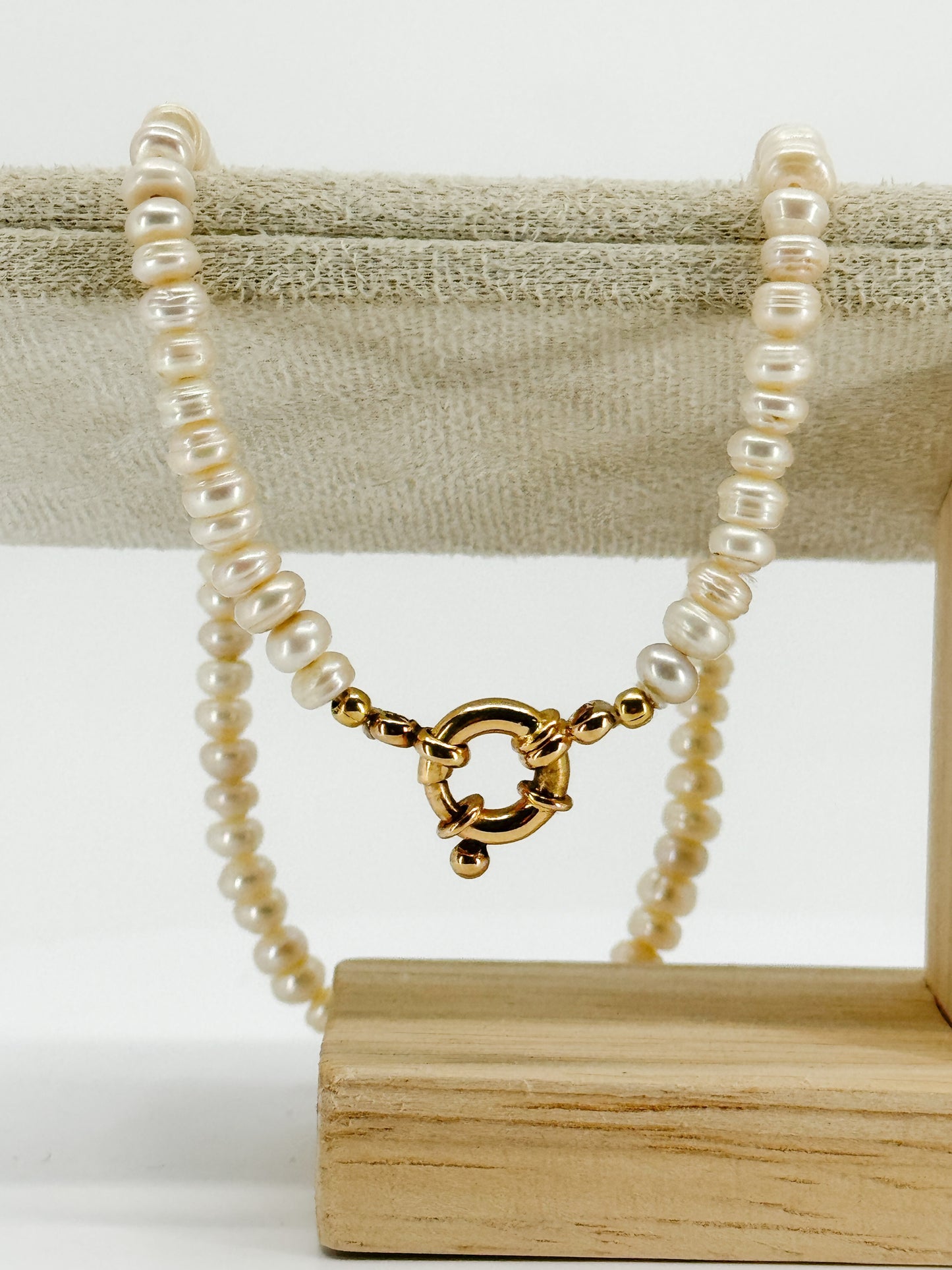 Collar Perla del Río y Broche Timón en Oro 18k 40cm