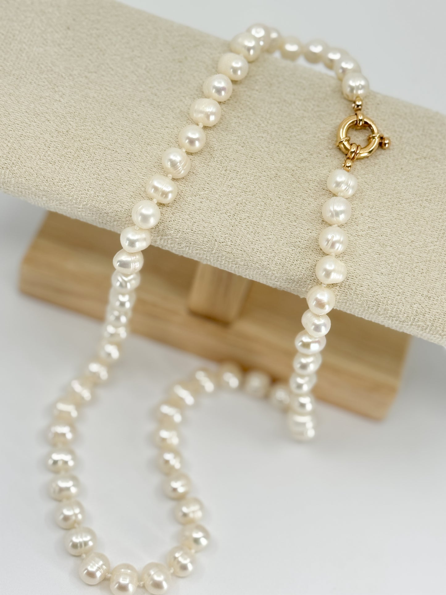 Collar Perla del Río y Broche Timón en Oro 18k 50cm