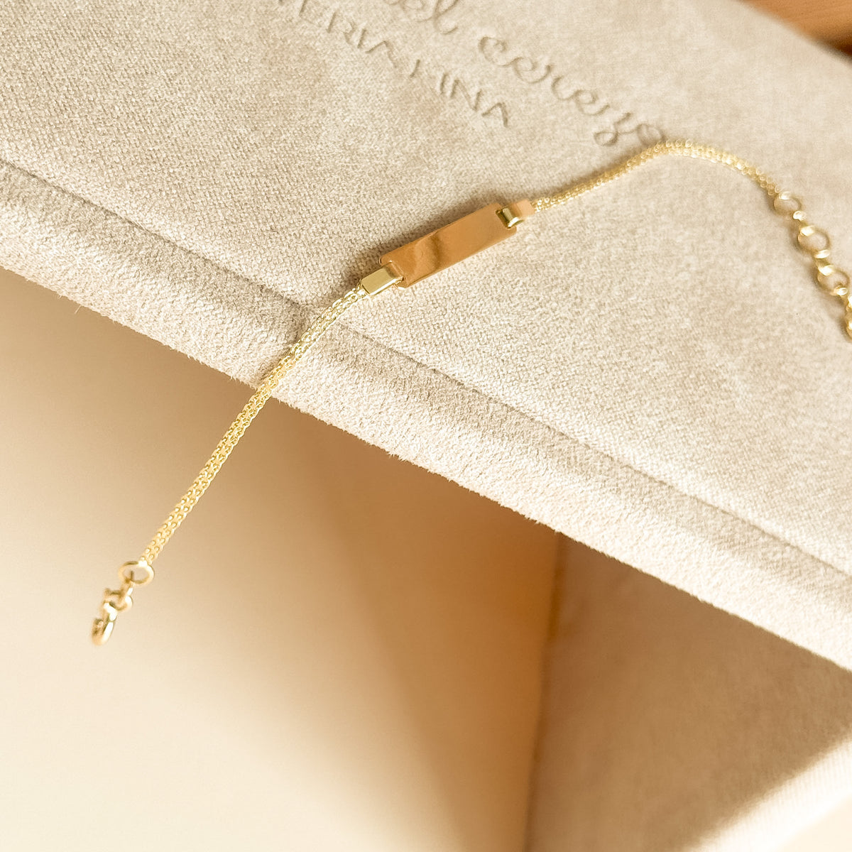 Pulsera Infantil Esclava de Placa en Oro 18k