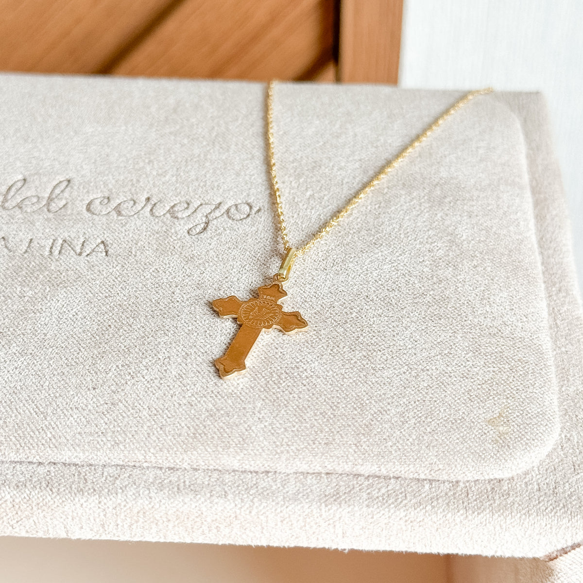 Dije Cruz Religiosa en Oro 18k