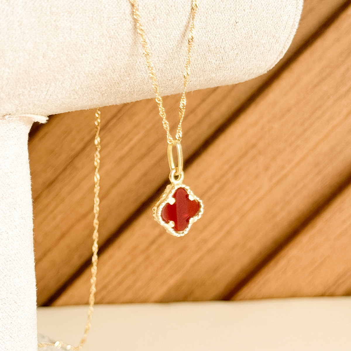 Dije Trébol Rojo en Oro 18k