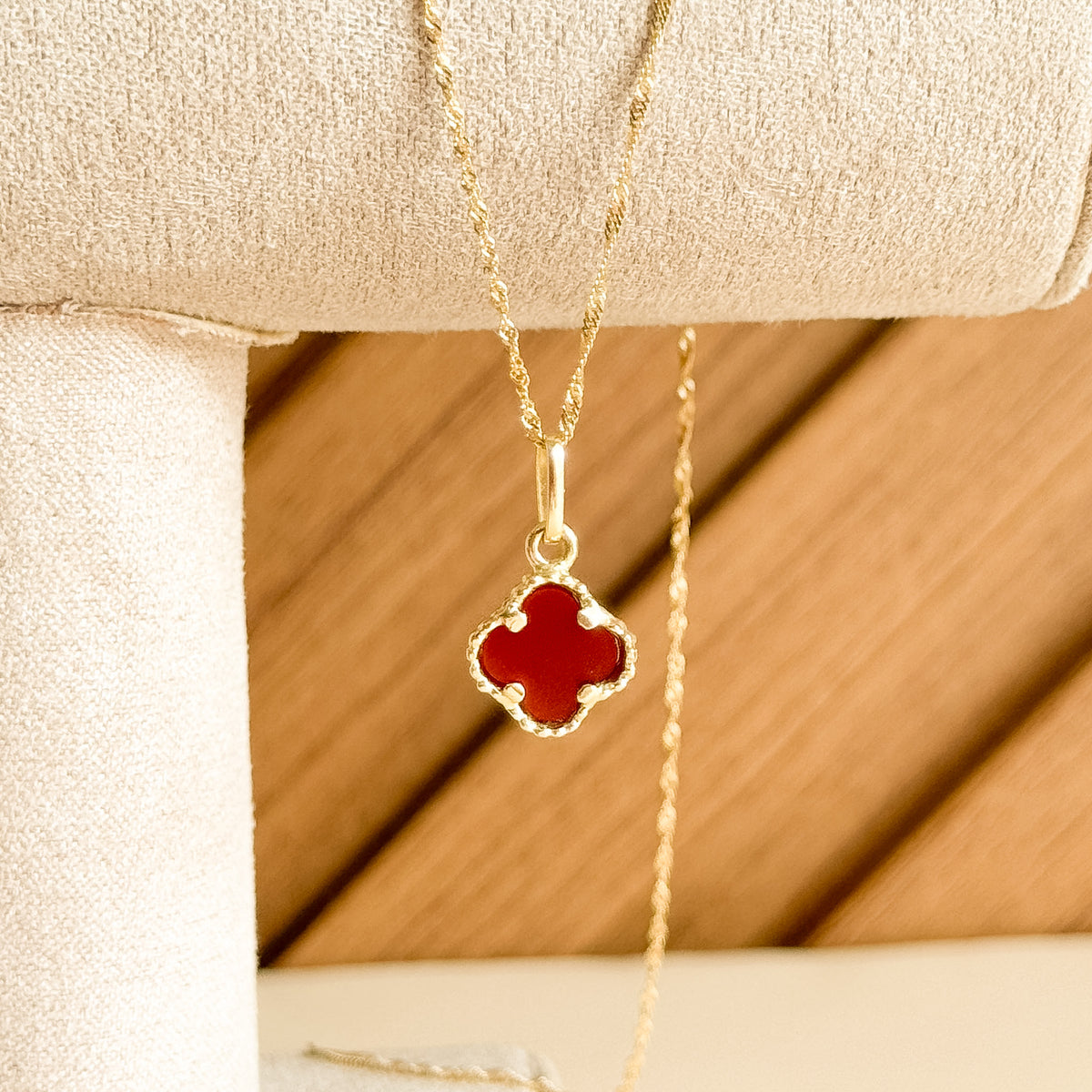 Dije Trébol Rojo en Oro 18k