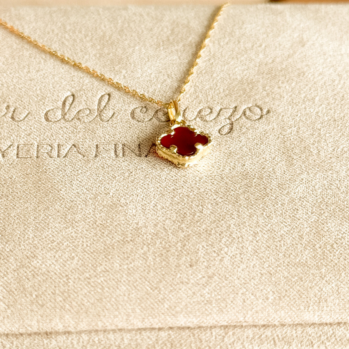 Dije Trébol Rojo en Oro 18k