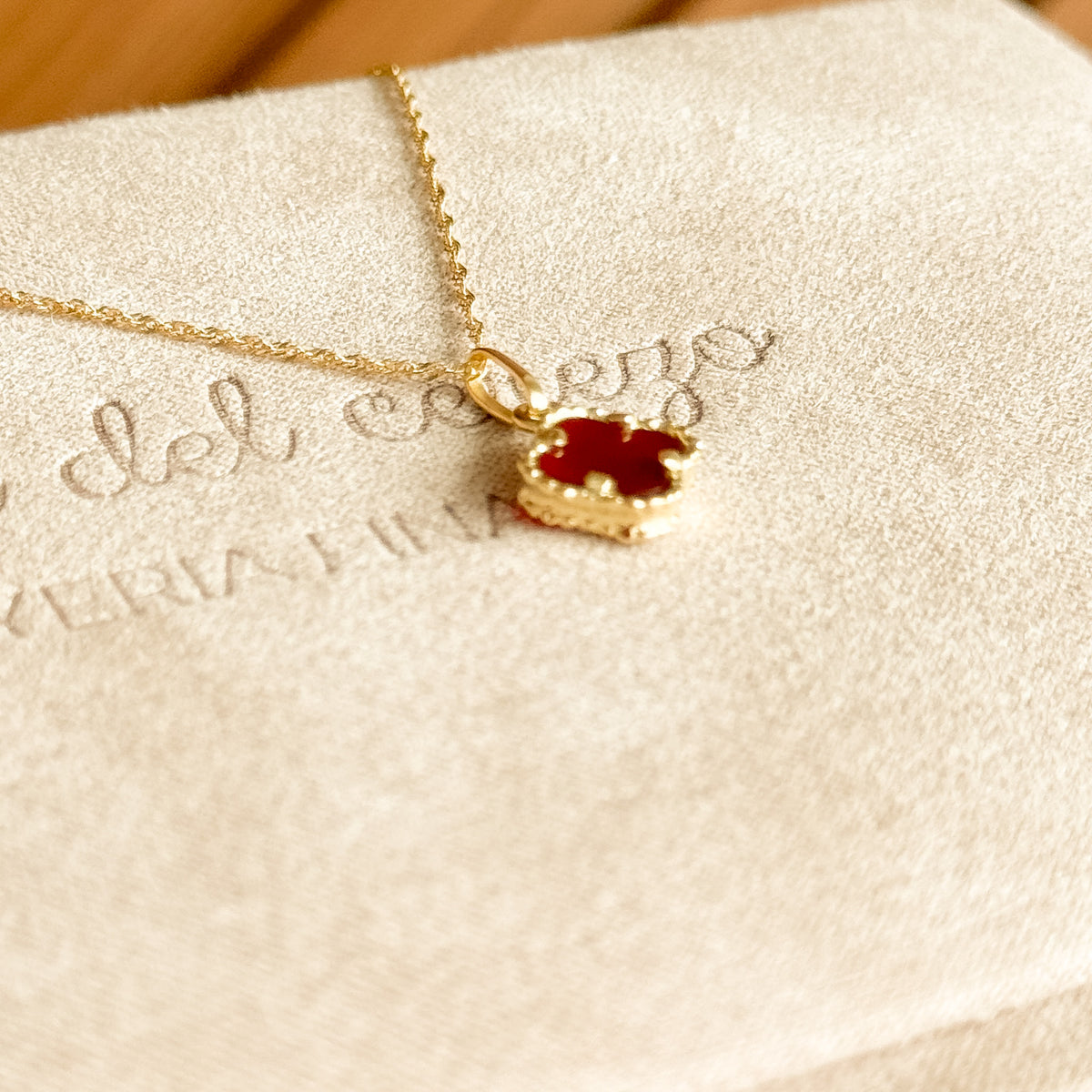 Dije Trébol Rojo en Oro 18k
