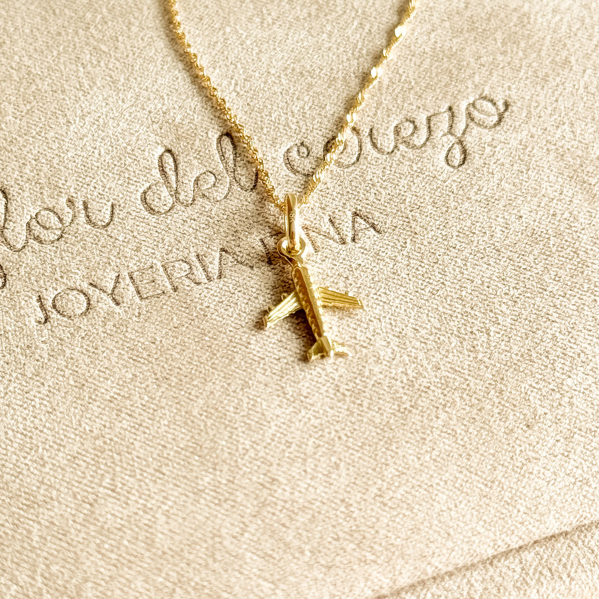 Dije Avión en Oro 18k