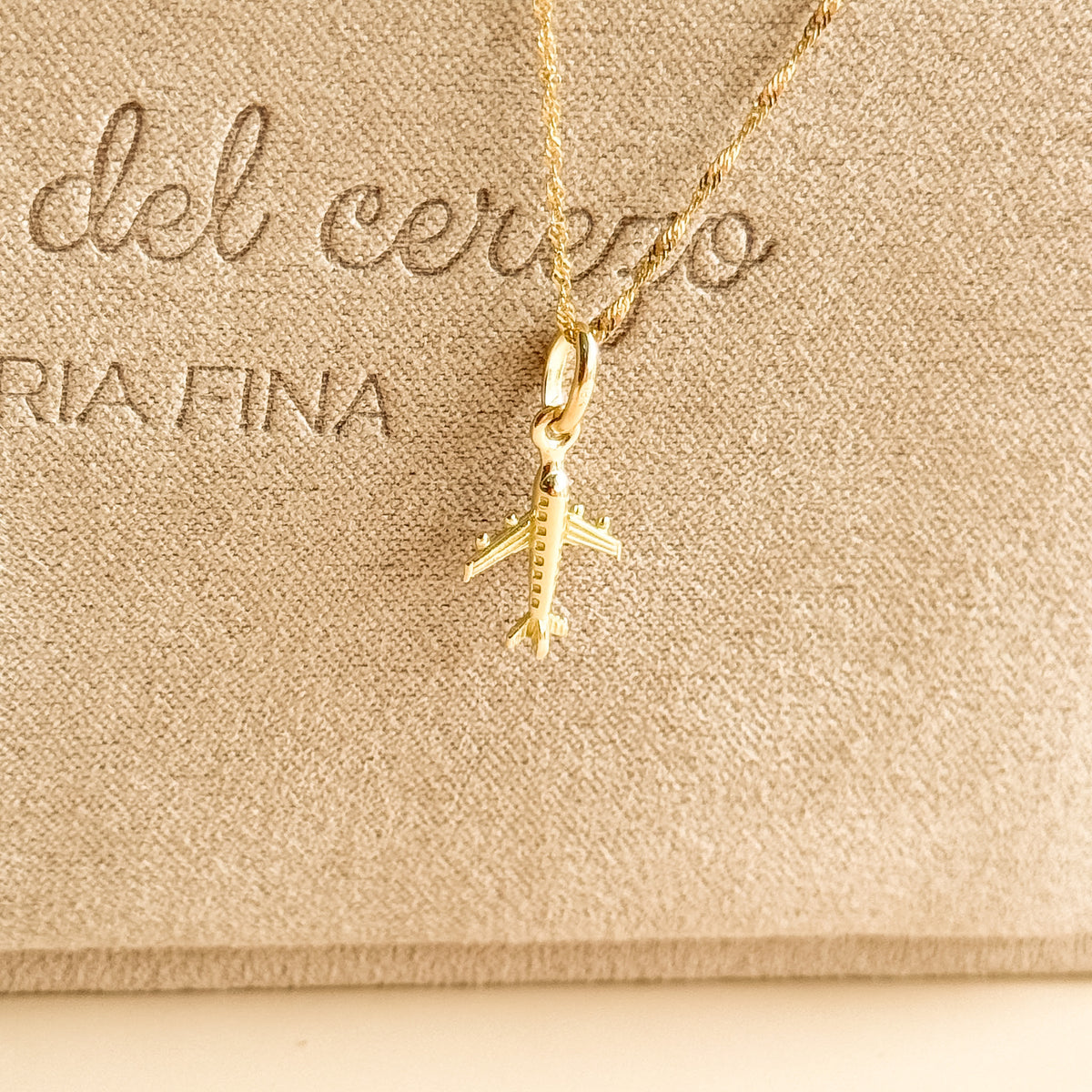 Dije Avión en Oro 18k