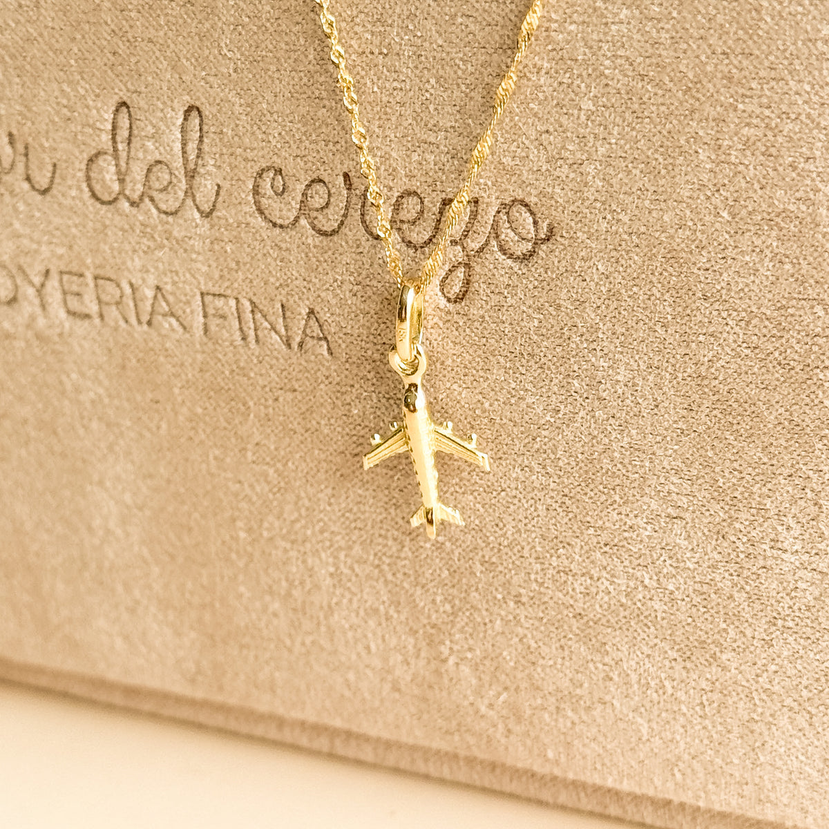 Dije Avión en Oro 18k