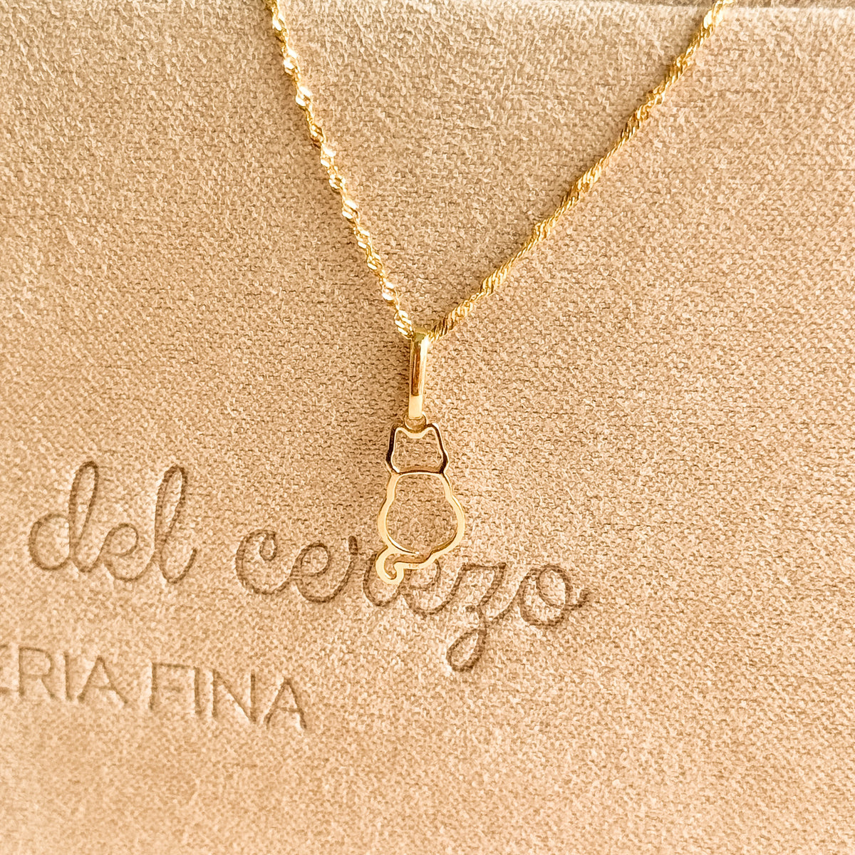 Dije Gato Silueta en Oro 18k