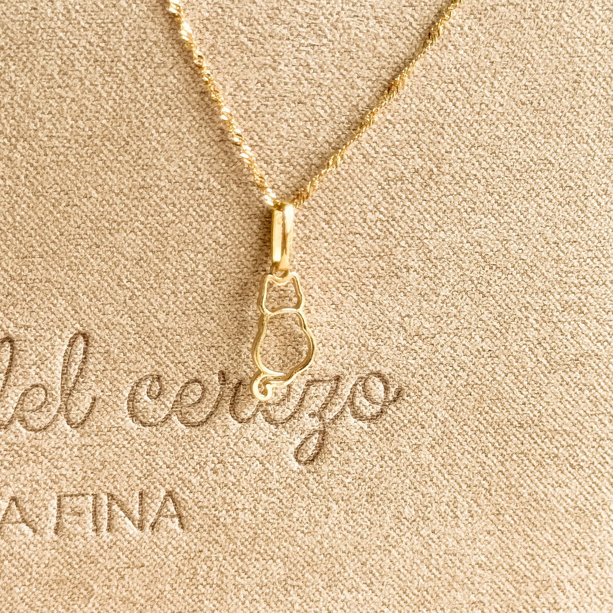 Dije Gato Silueta en Oro 18k
