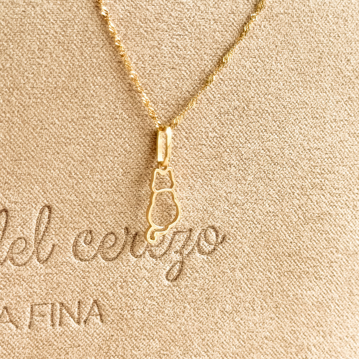 Dije Gato Silueta en Oro 18k