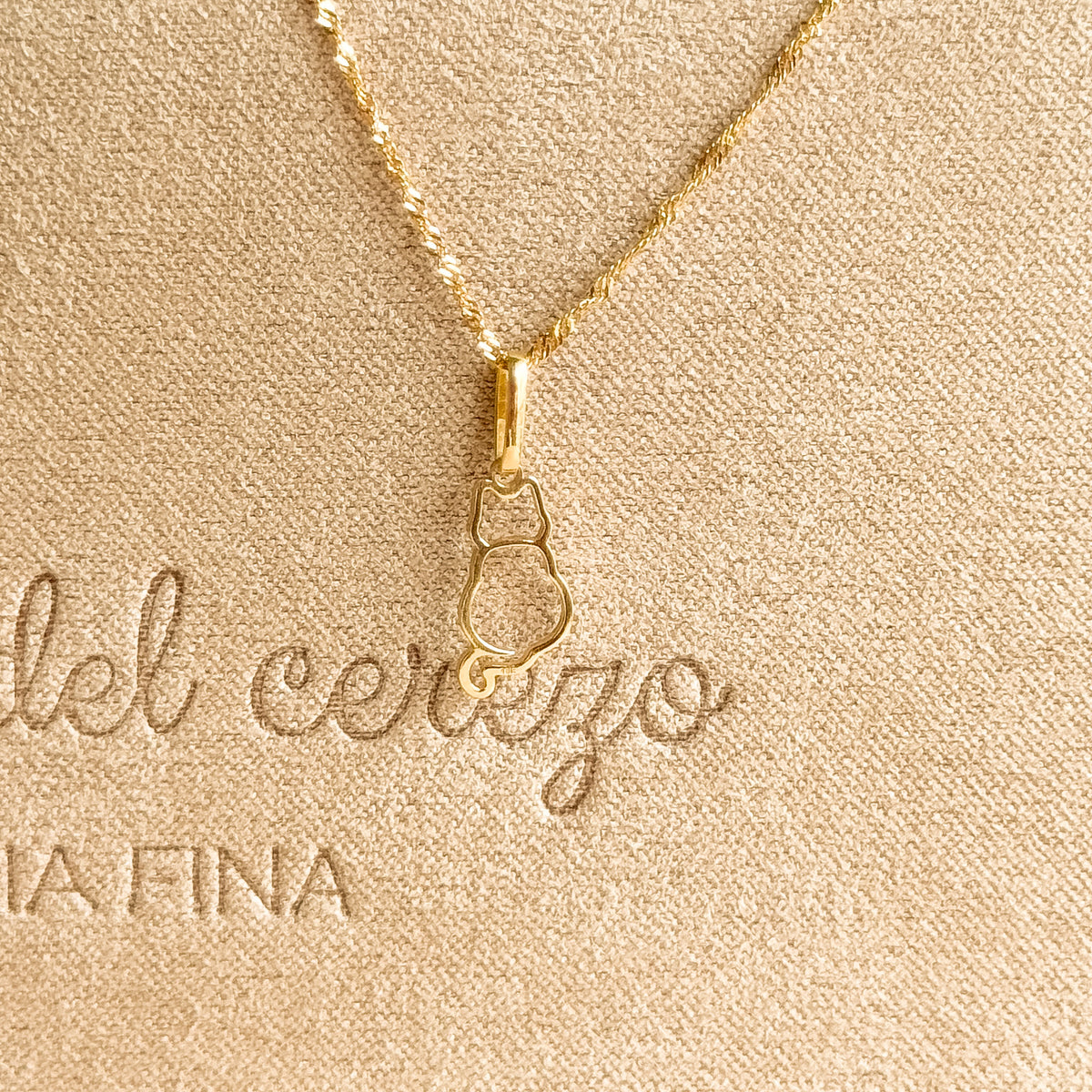 Dije Gato Silueta en Oro 18k