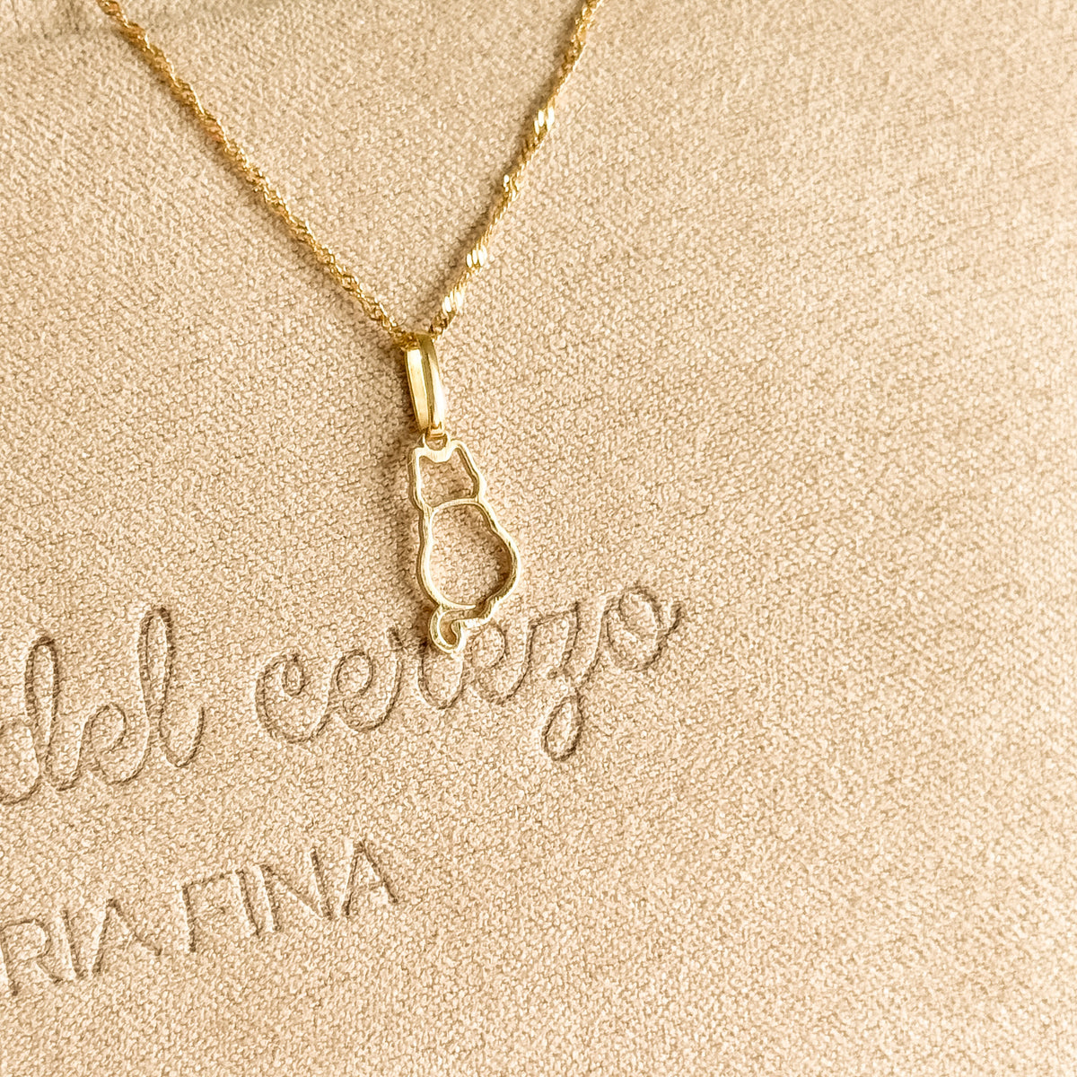 Dije Gato Silueta en Oro 18k
