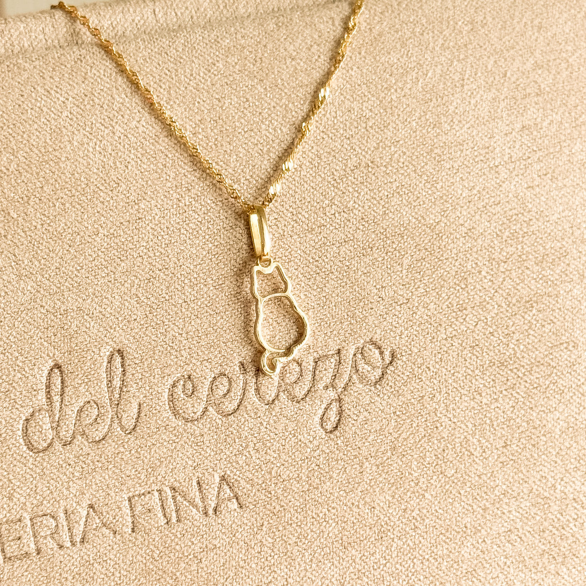 Dije Gato Silueta en Oro 18k