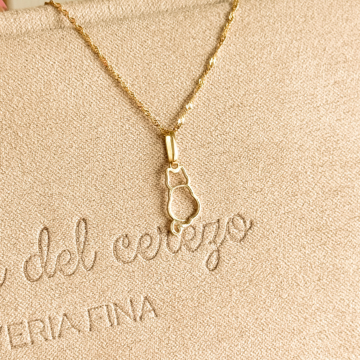 Dije Gato Silueta en Oro 18k