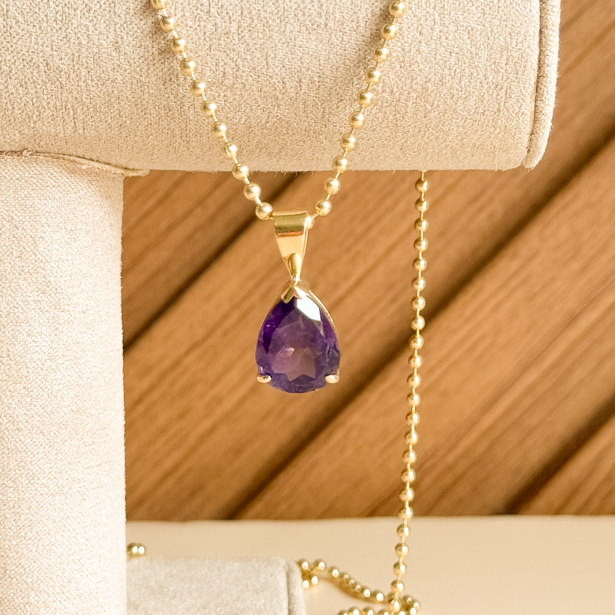Dije Amatista Gota Natural en Oro 18k
