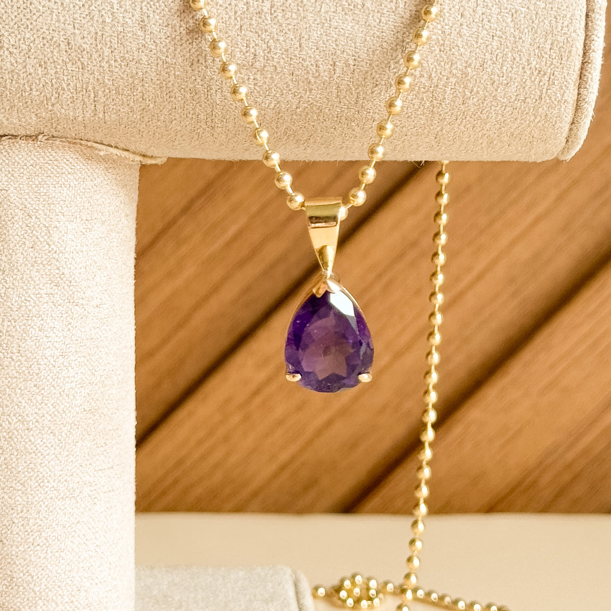 Dije Amatista Gota Natural en Oro 18k