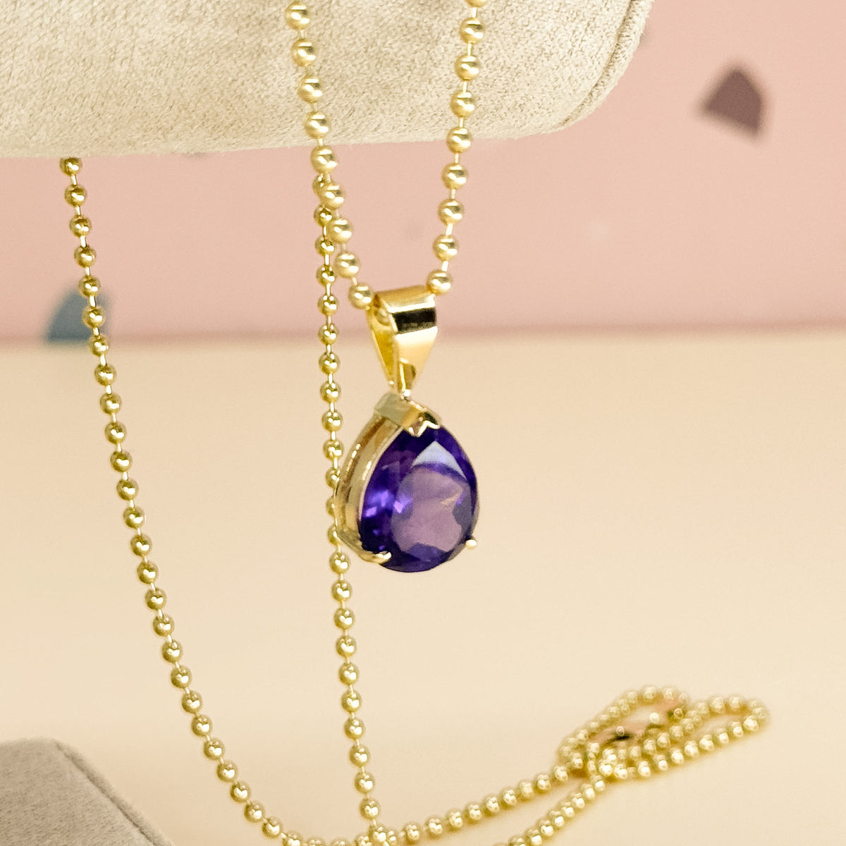 Dije Amatista Gota Natural en Oro 18k