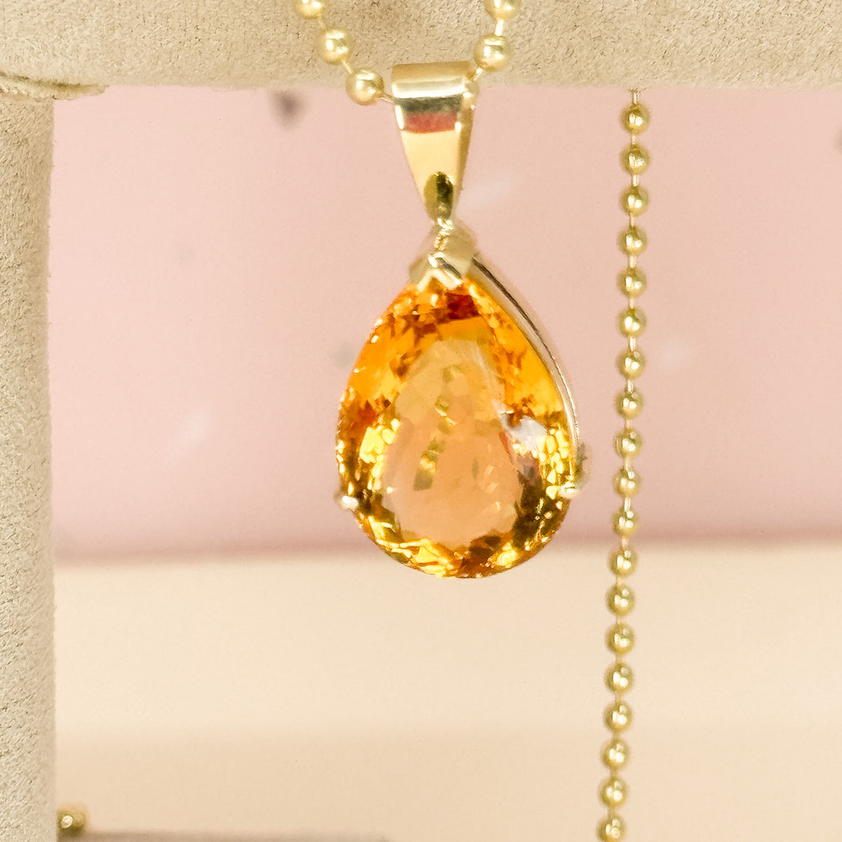 Dije Citrino Gota Natural en Oro 18k