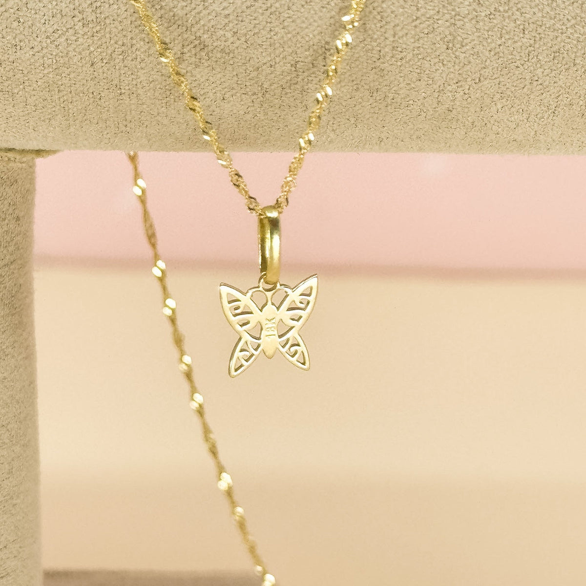 Dije Mariposa Calada en Oro 18k