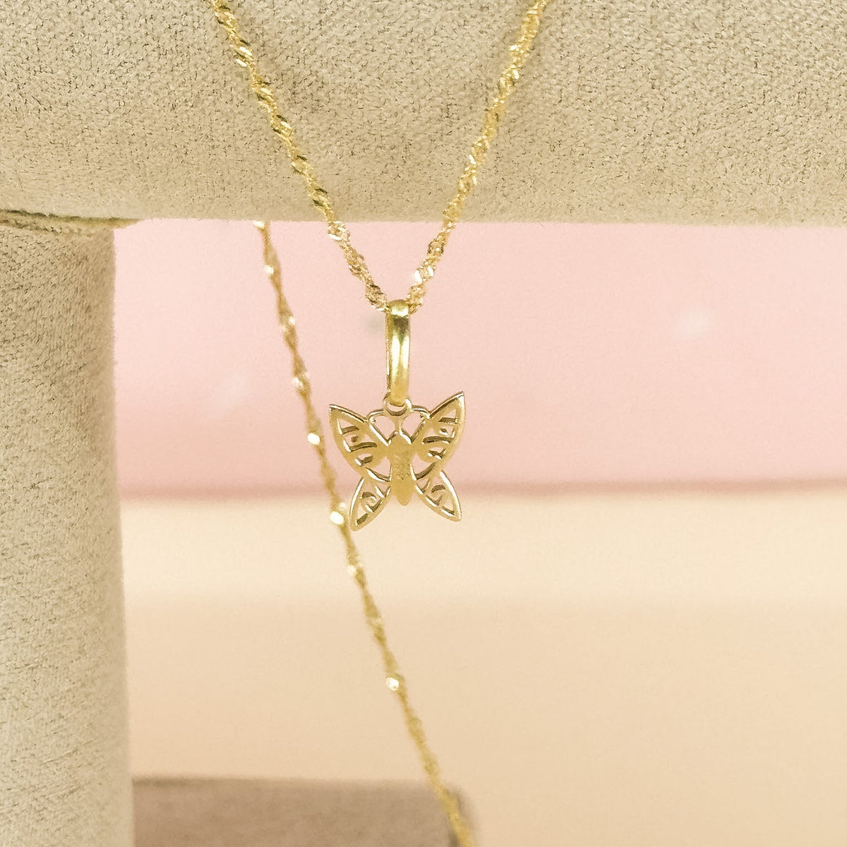 Dije Mariposa Calada en Oro 18k