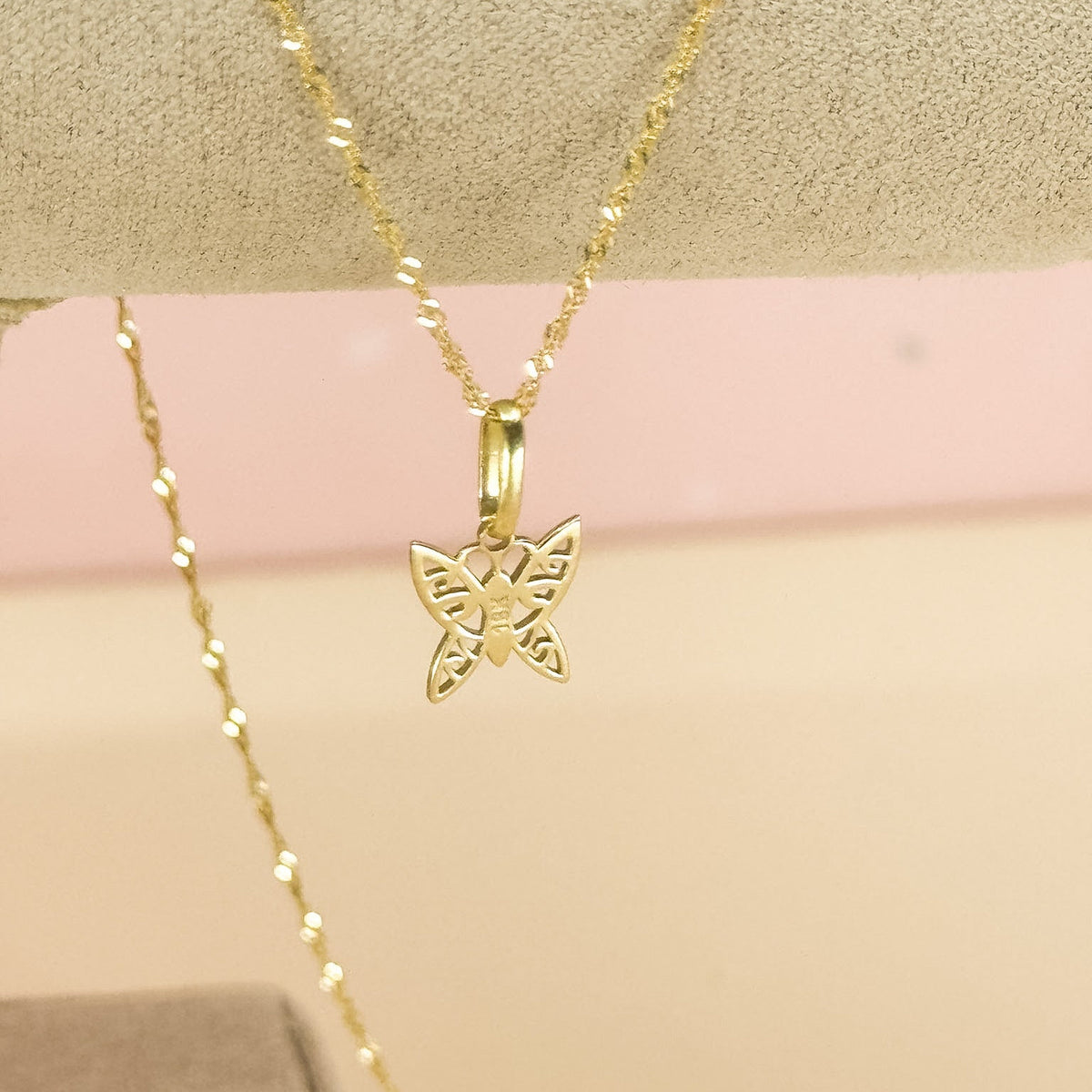 Dije Mariposa Calada en Oro 18k