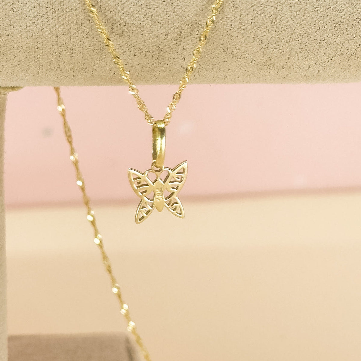 Dije Mariposa Calada en Oro 18k