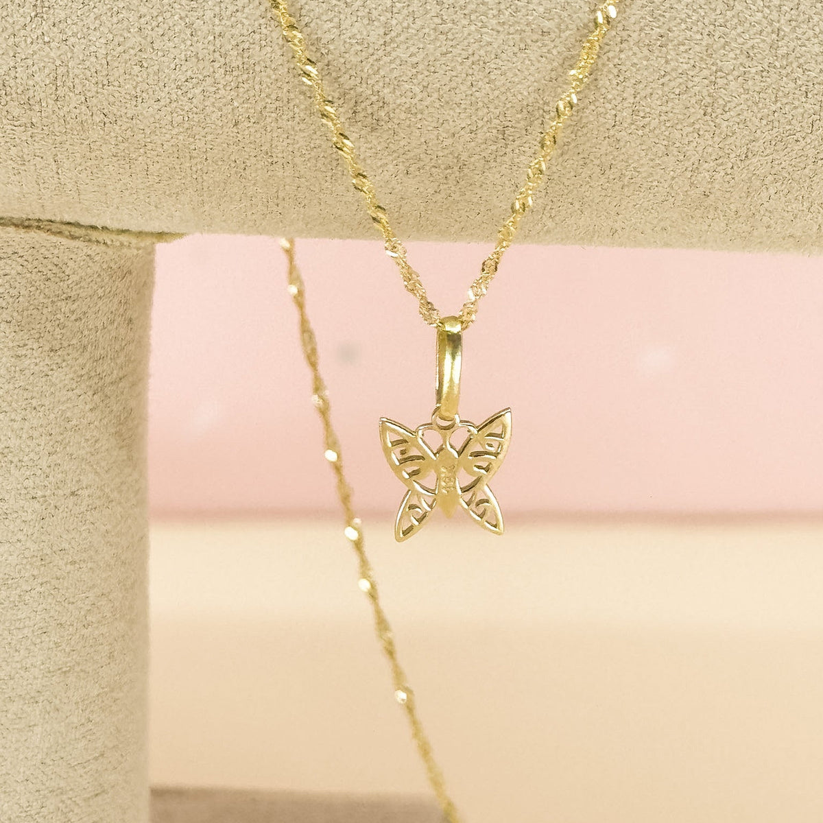 Dije Mariposa Calada en Oro 18k