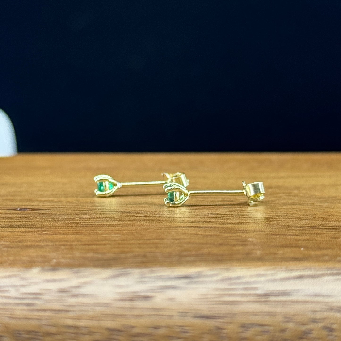 Aretes Esencia Esmeralda Natural en Oro 18K
