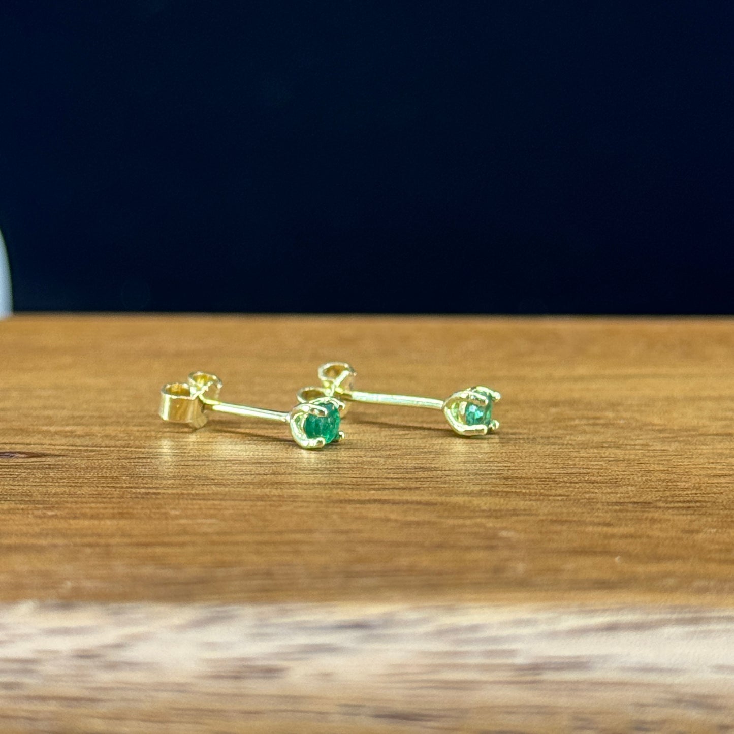 Aretes Esencia Esmeralda Natural en Oro 18K