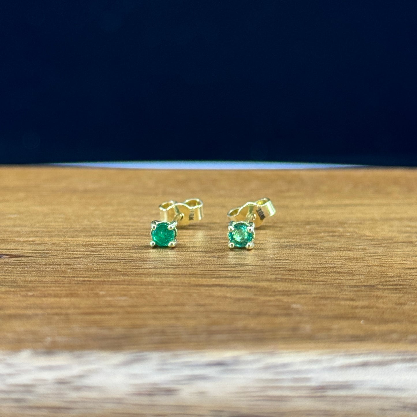 Aretes Esencia Esmeralda Natural en Oro 18K