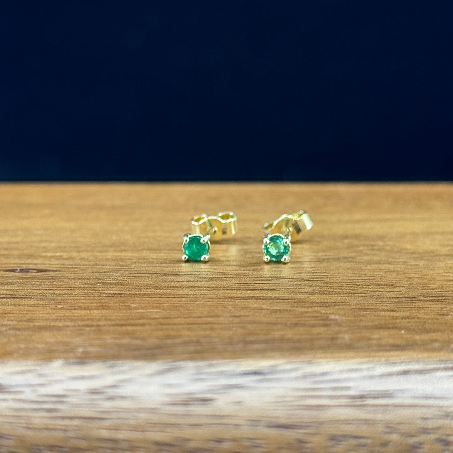 Aretes Esencia Esmeralda Natural en Oro 18K