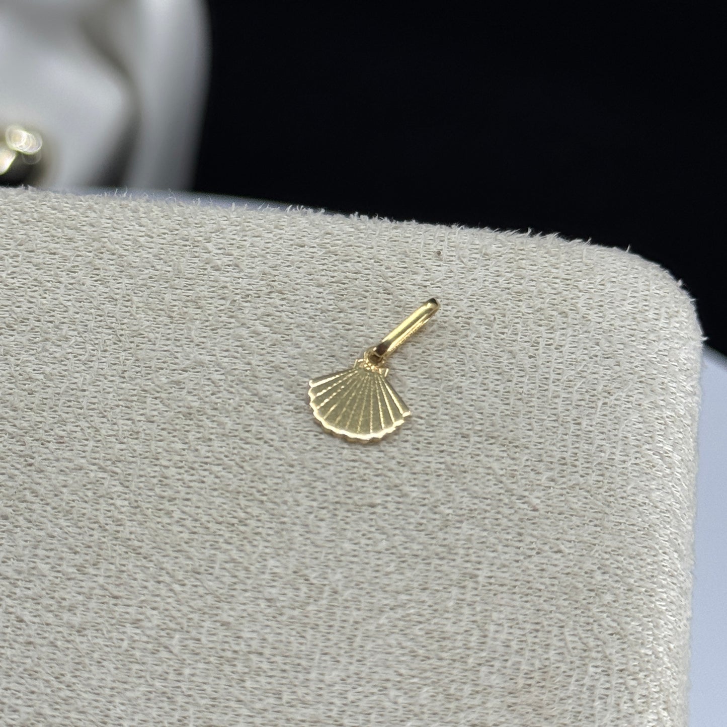 Dije Conchita Marina en Oro 18K