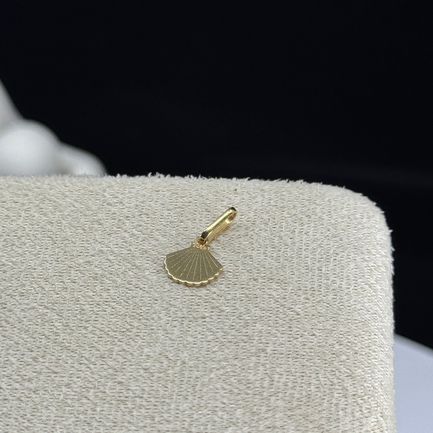 Dije Conchita Marina en Oro 18K