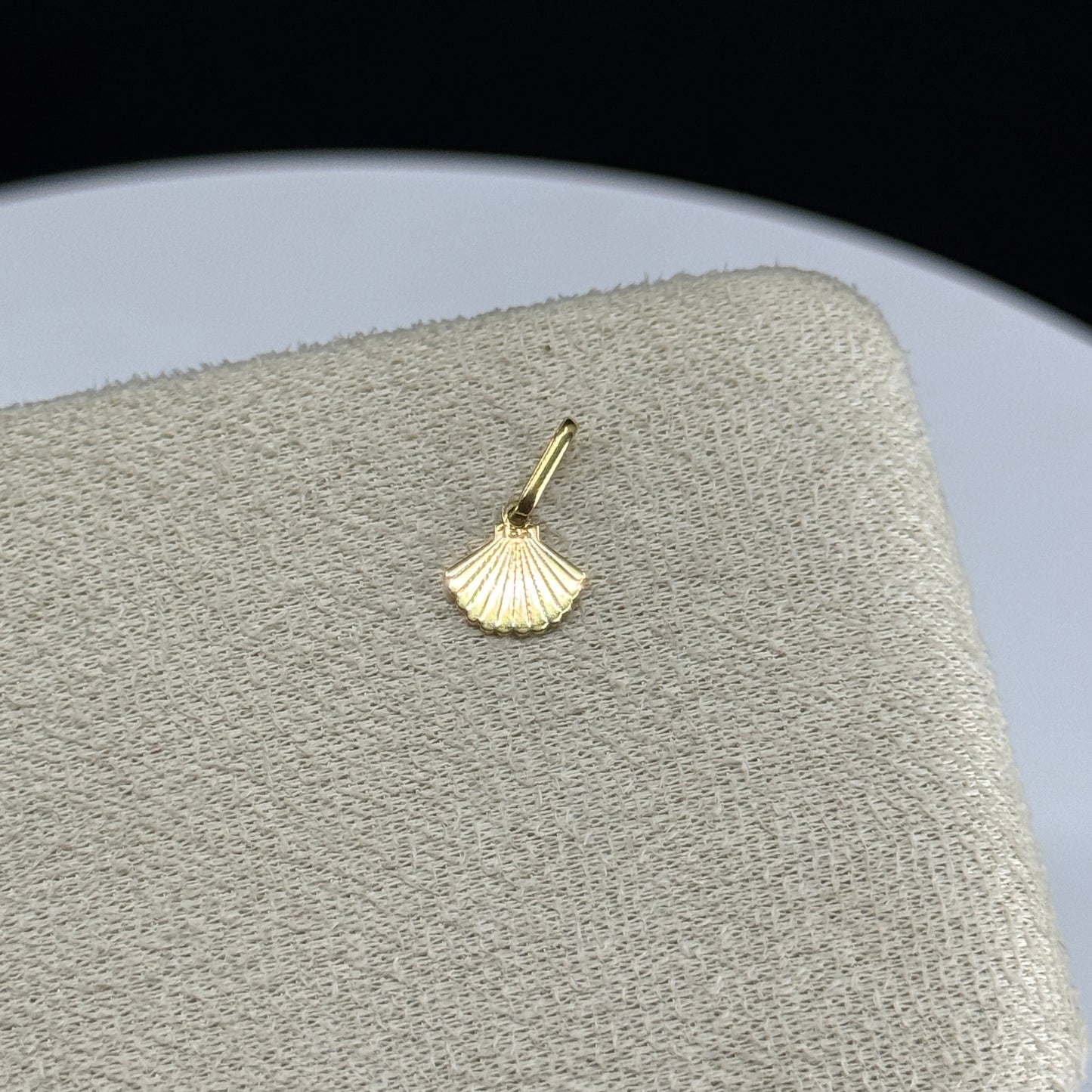 Dije Conchita Marina en Oro 18K