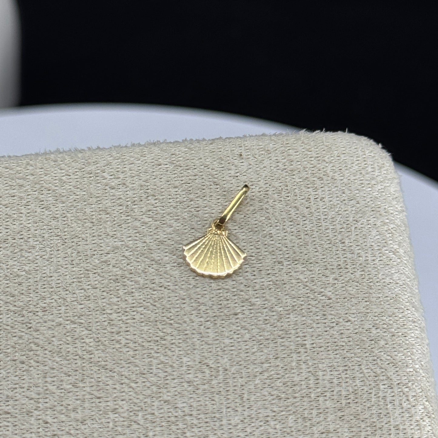 Dije Conchita Marina en Oro 18K