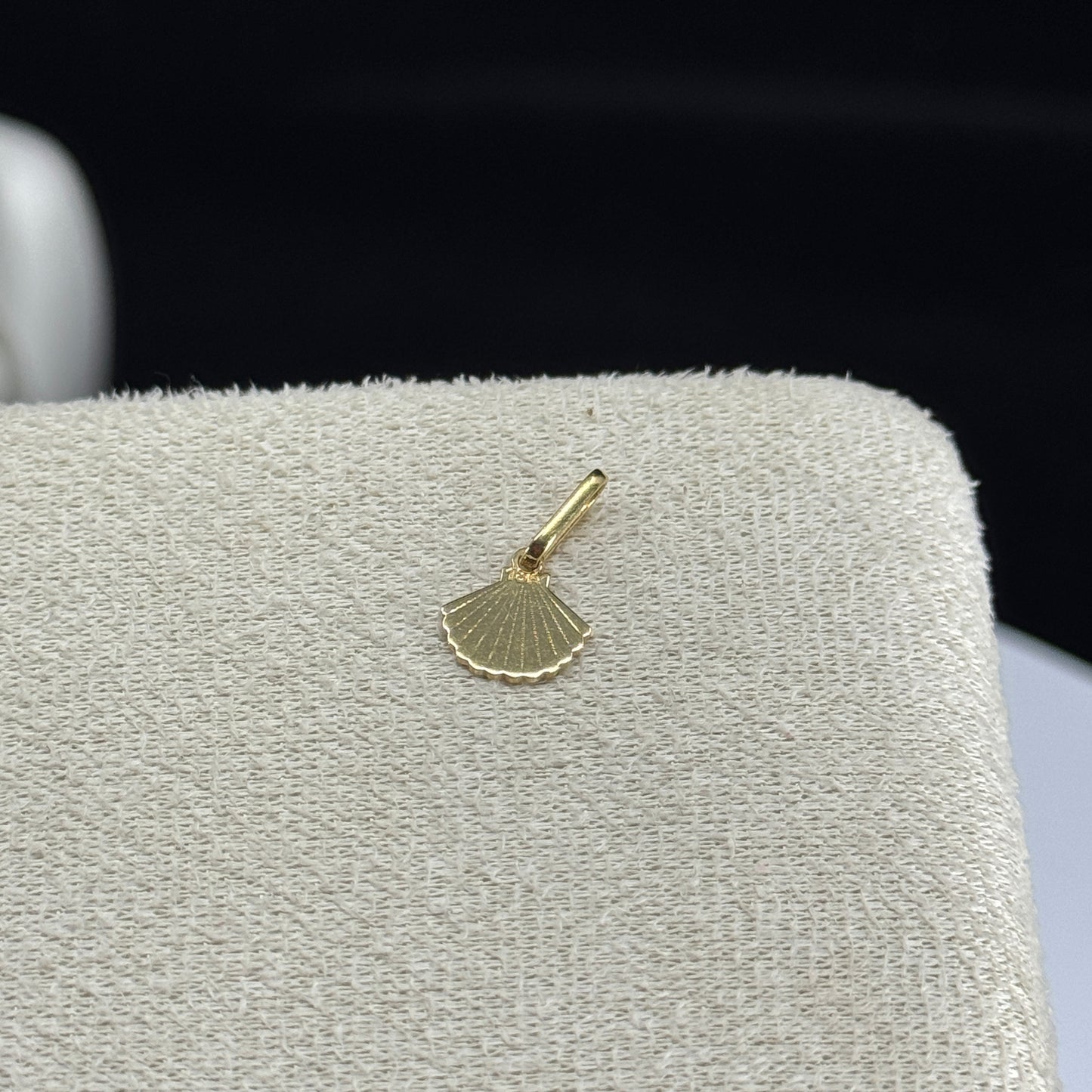 Dije Conchita Marina en Oro 18K