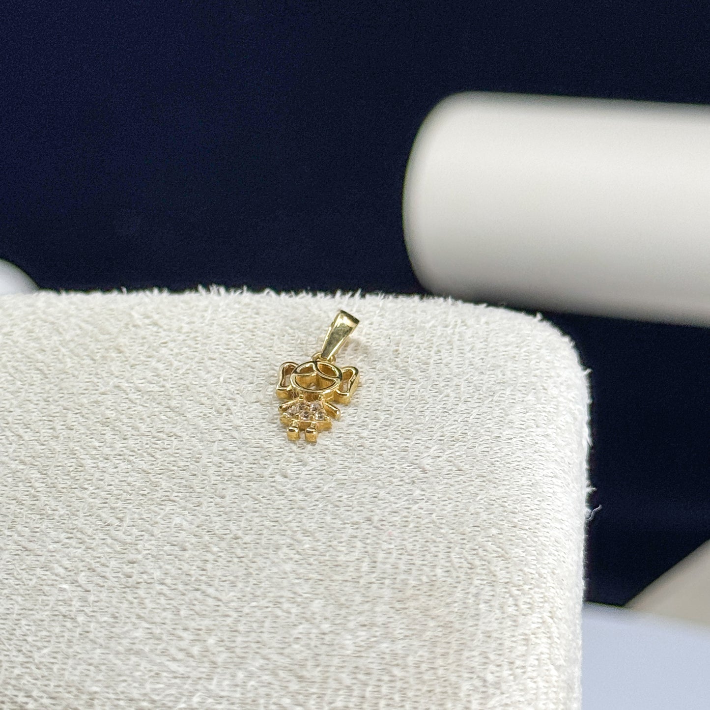 Dije Niña Brillito en Oro 18K