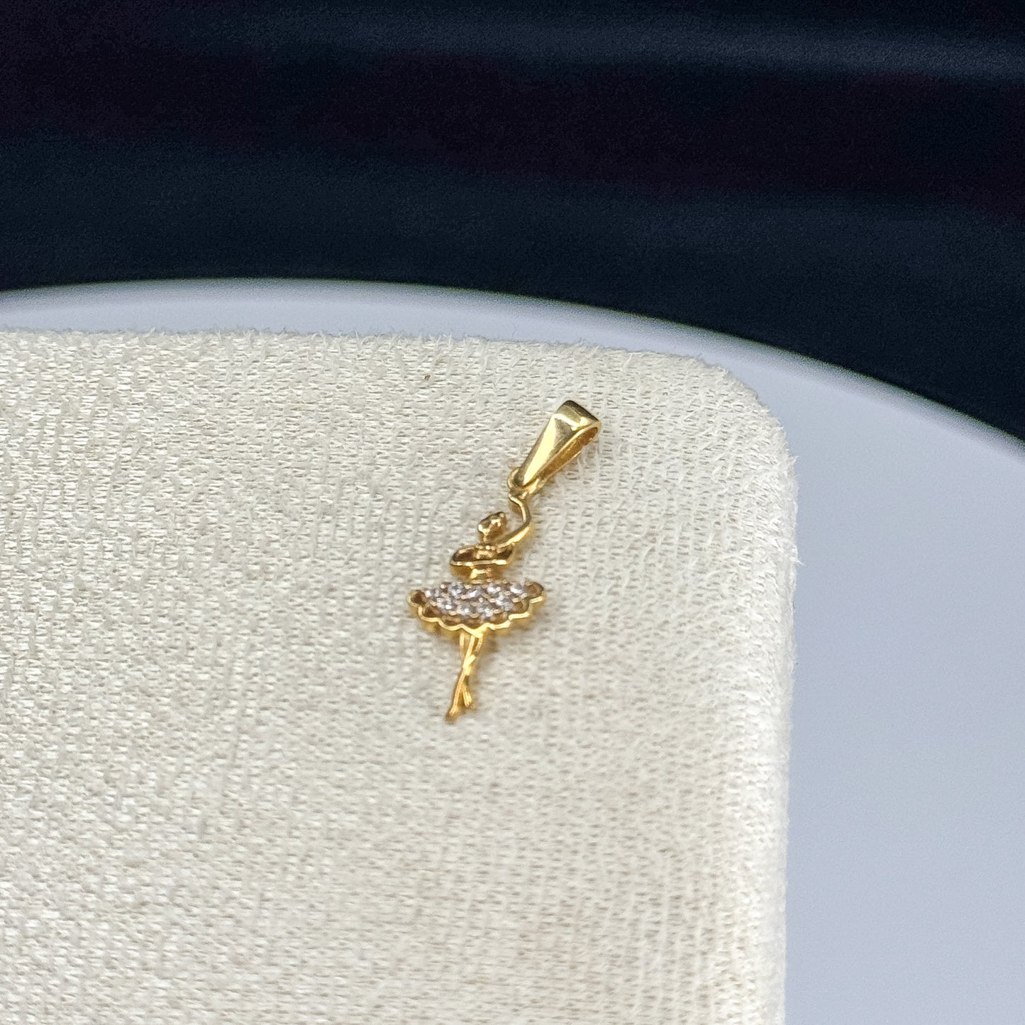 Dije Bailarina Radiante en Oro 18K
