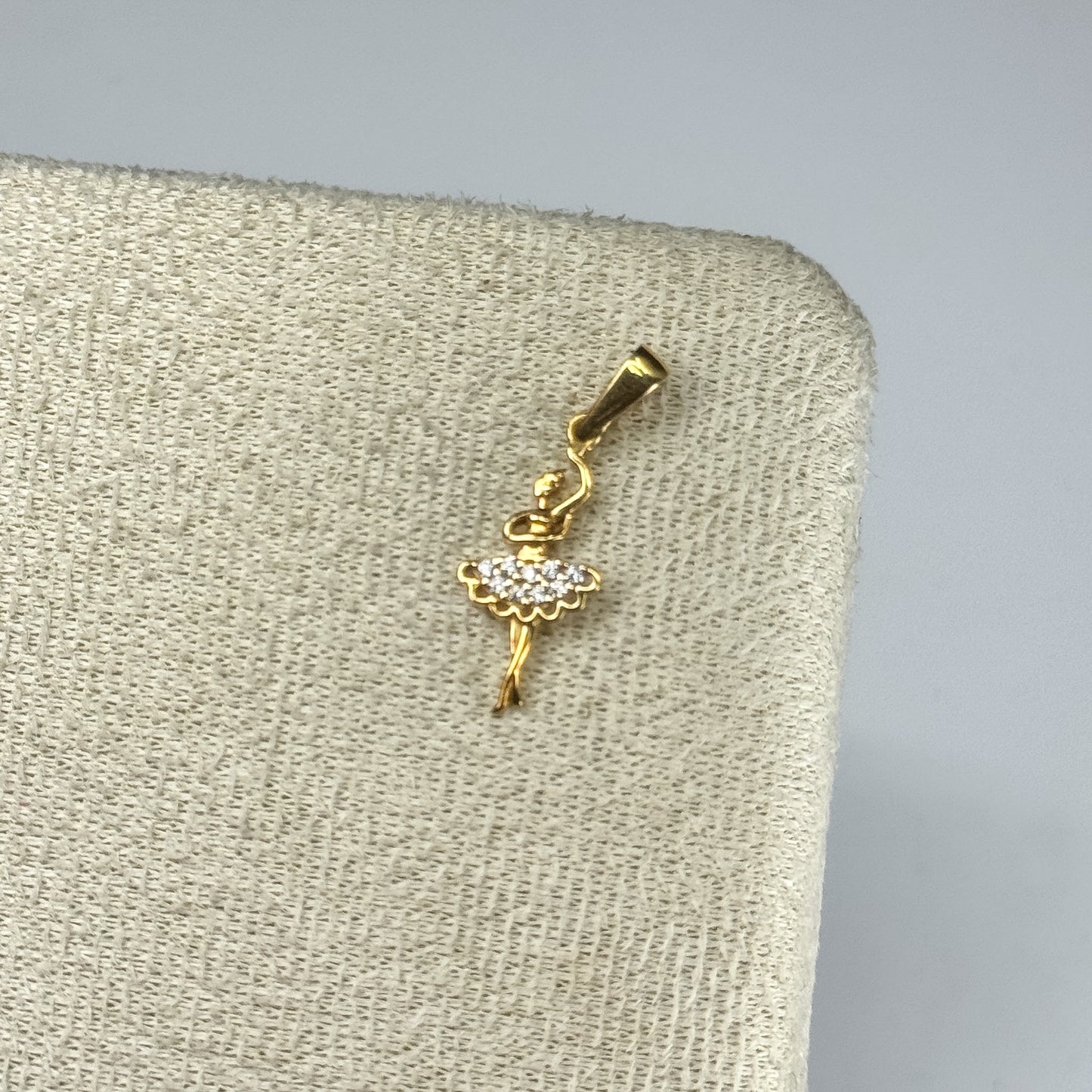 Dije Bailarina Radiante en Oro 18K