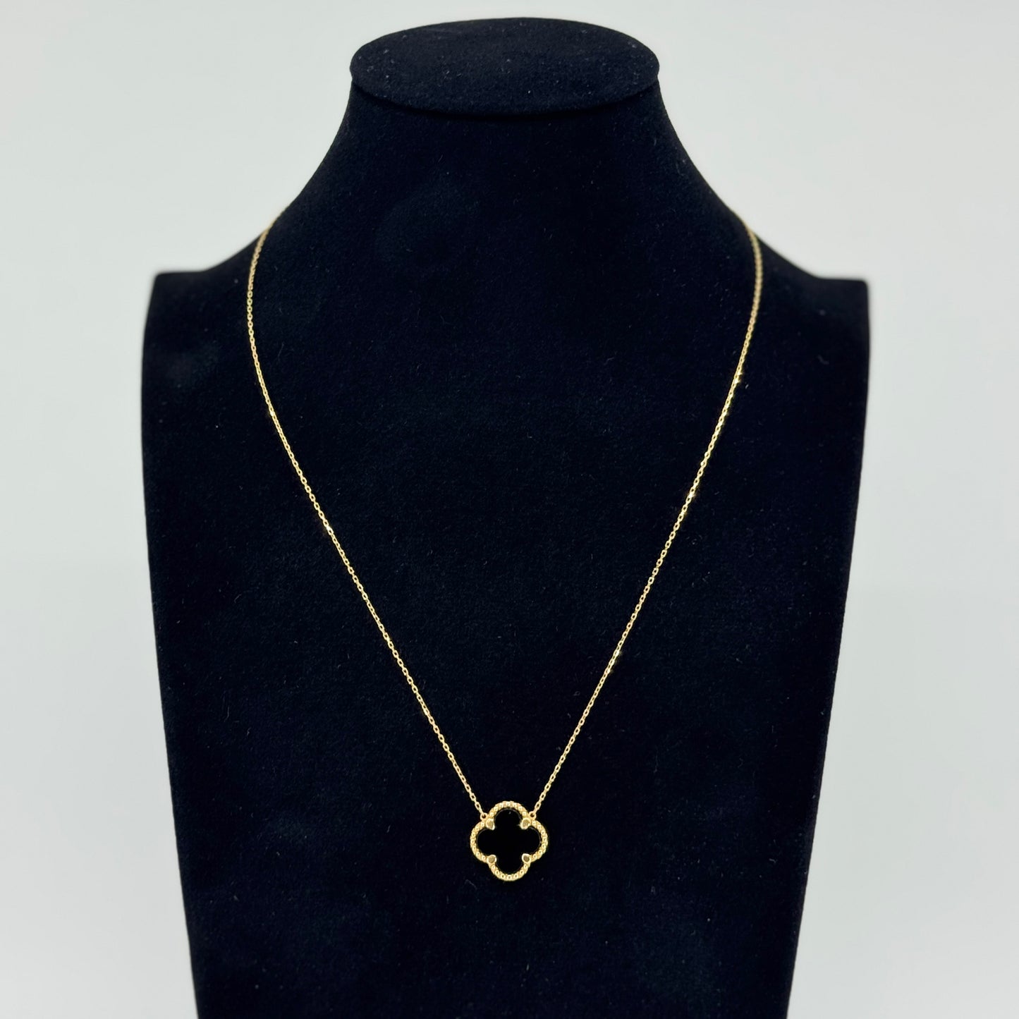 Collar Trébol Noir Delicado – Oro 18K