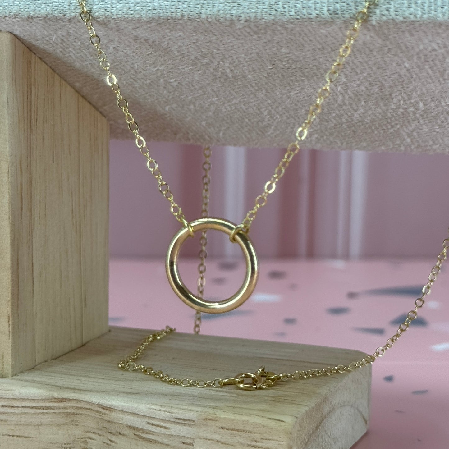 Collar Círculo Minimalista de Oro 18K