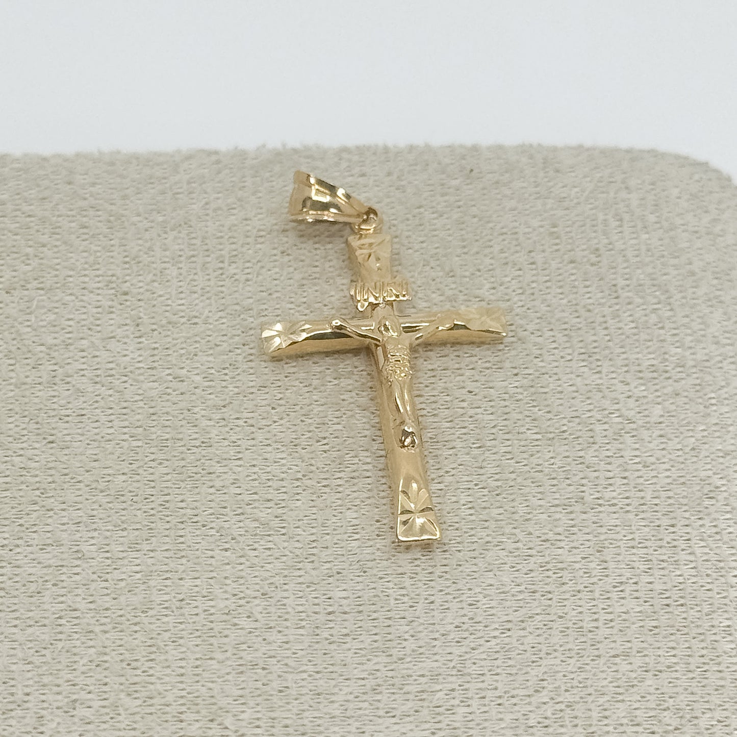 Dije Crucifijo Tallado Brillante