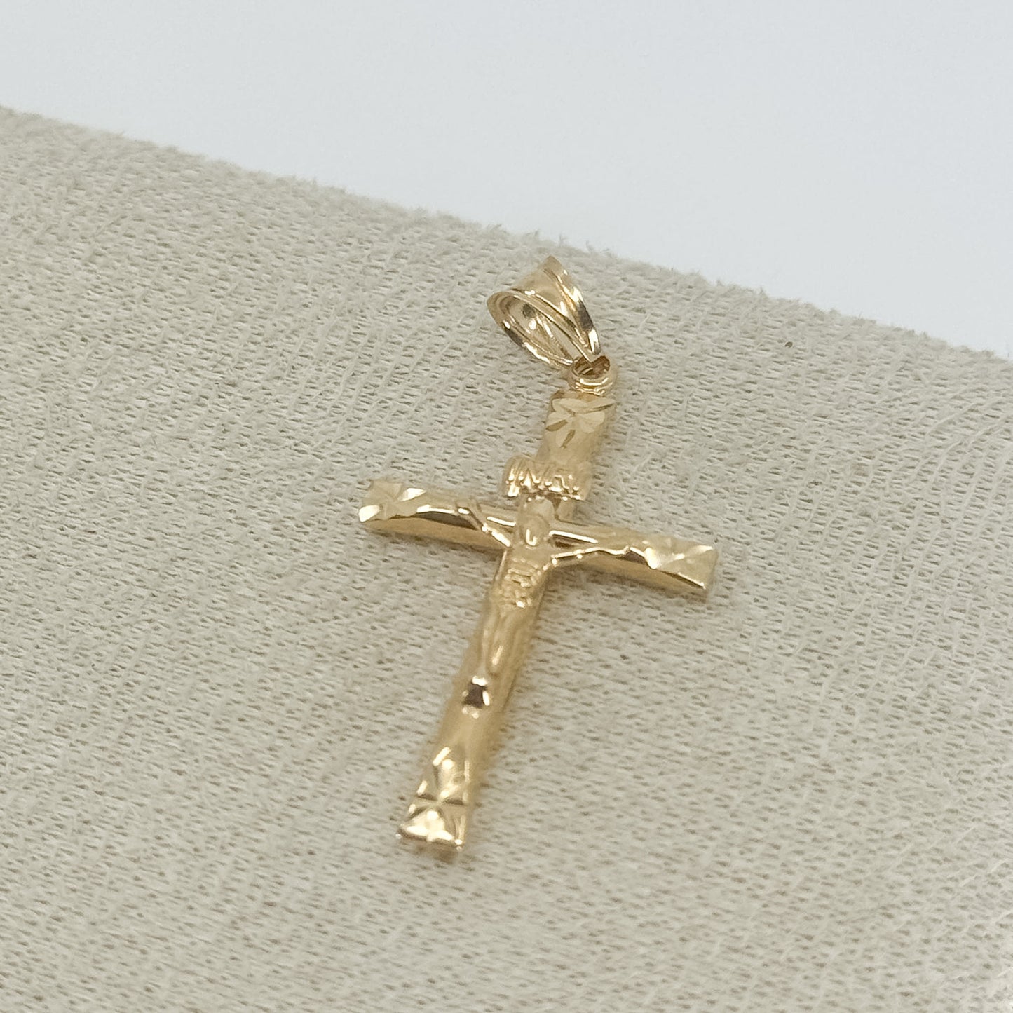 Dije Crucifijo Tallado Brillante